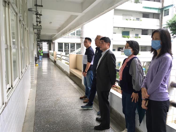 台灣中油僱員甄試，董事長方振仁（左二）等人巡視考場