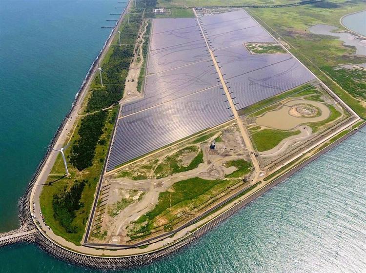 彰化區處透過「提升併網容量、增進作業流程效率、提升資訊透明度與衡平分配綠能資源」等四大面向，積極打造友善綠能環境。圖為彰濱光電場。