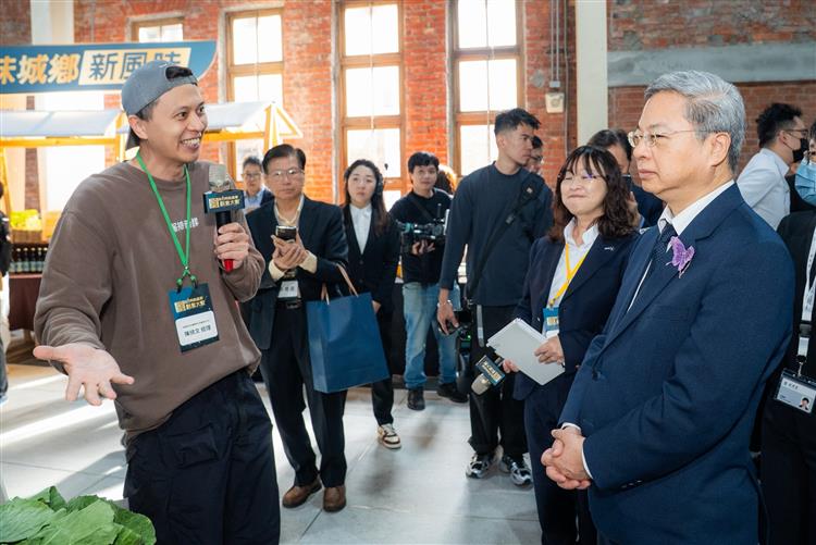 龔部長了解得獎團隊導入大數據預測菜價系統，穩定原鄉農民收入