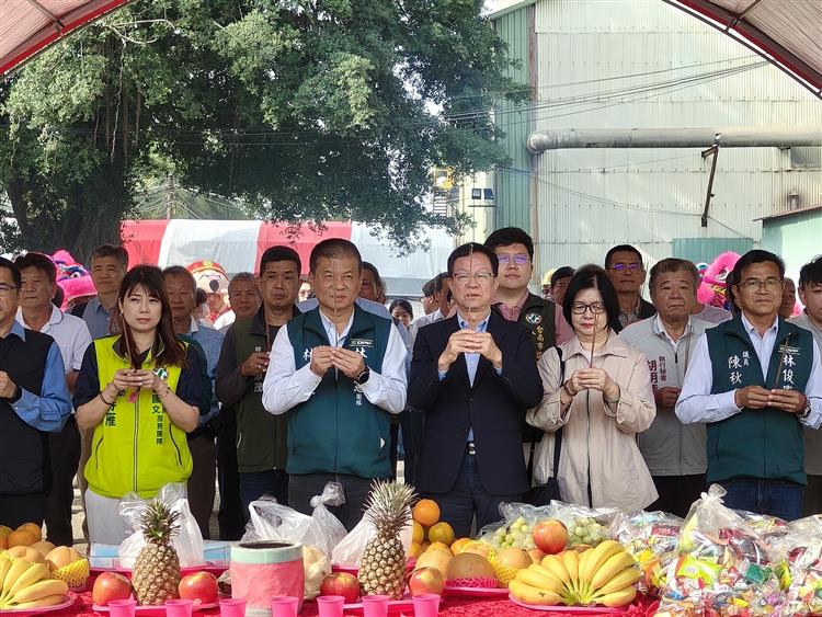 吳董事長帶領台糖同仁及與會貴賓遵循傳統「廍動」儀式，共同焚香祝禱，祈祝本年期製糖順利平安