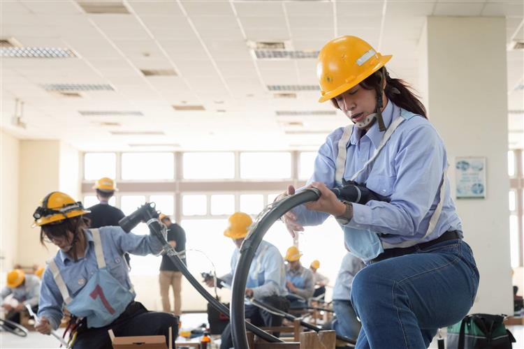 擔任宣誓代表的屏東區處莊孟潔是正港「台電寶寶」，從小看任職於屏東區處的爸爸四處奔波搶修復電。