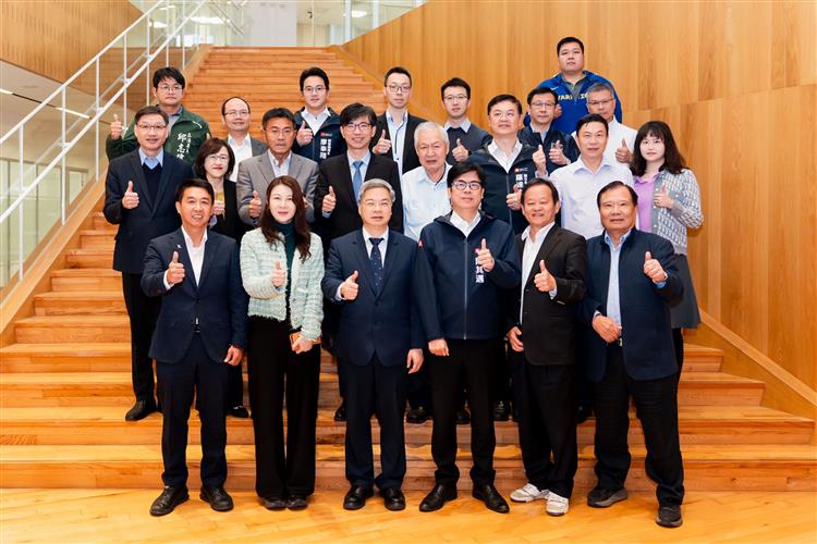 圖二、2月9日扣件產業座談與會人員合影，包含龔部長、高雄市陳市長、螺絲公會蔡理事長與扣件產業代表，以及立委許智傑、金屬中心董事長劉嘉茹等。