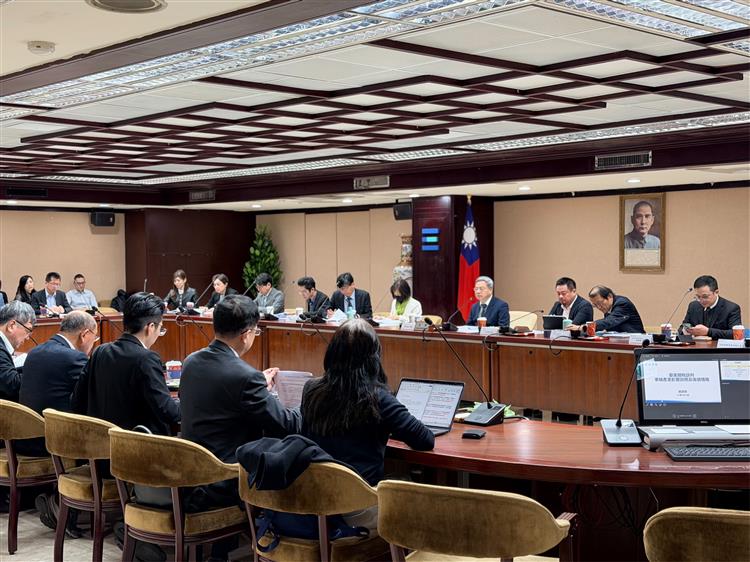 龔明鑫部長邀集國內車輛產業代表共同至經濟部進行產業座談