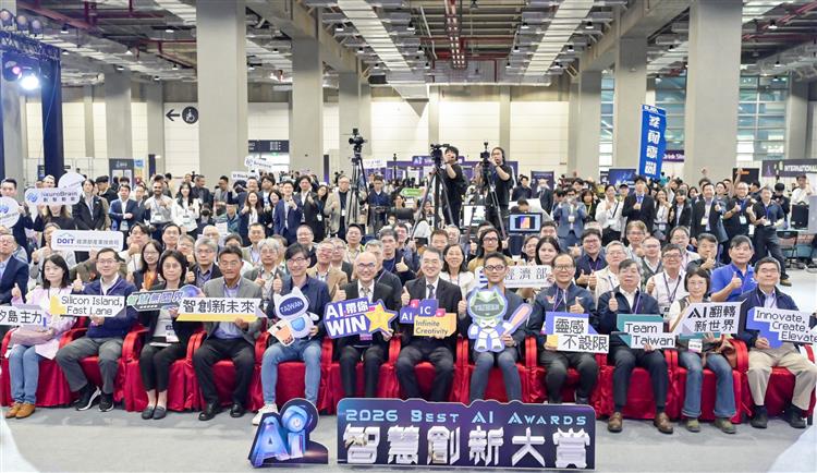 智慧創新大賞評審委員與253隊決賽團隊大合影。