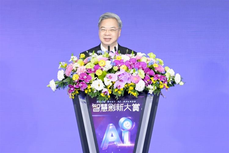經濟部龔明鑫部長出席智慧創新大賞頒獎致詞。