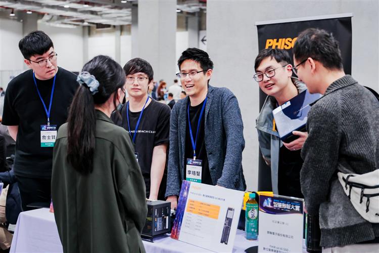 經濟部智慧創新大賞參賽團隊相互交流，場面熱絡。