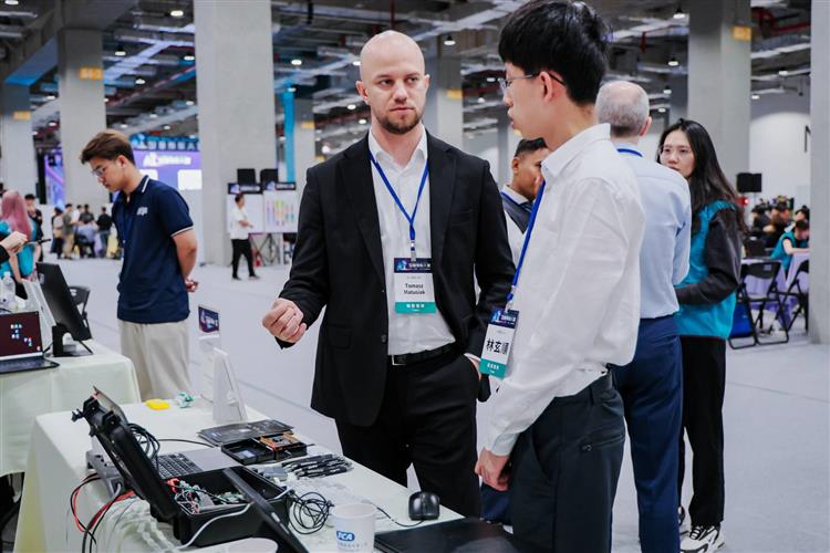 經濟部辦理的智慧創新大賞決賽現場氣氛熱絡。