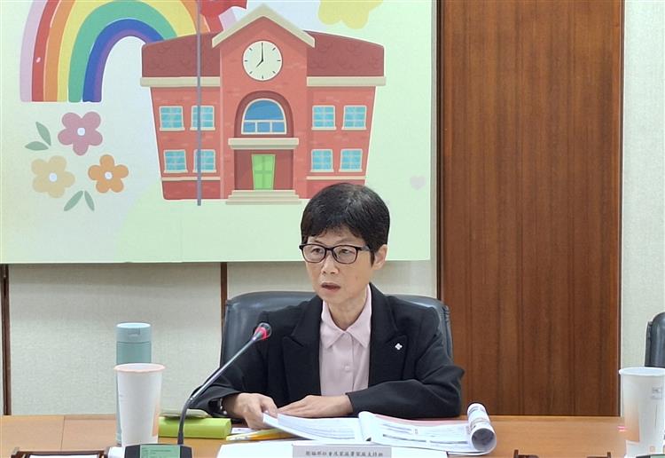 衛生福利部簡杏蓉組長說明政府補助機關（構），營造職場友善托育環境的政策內容。