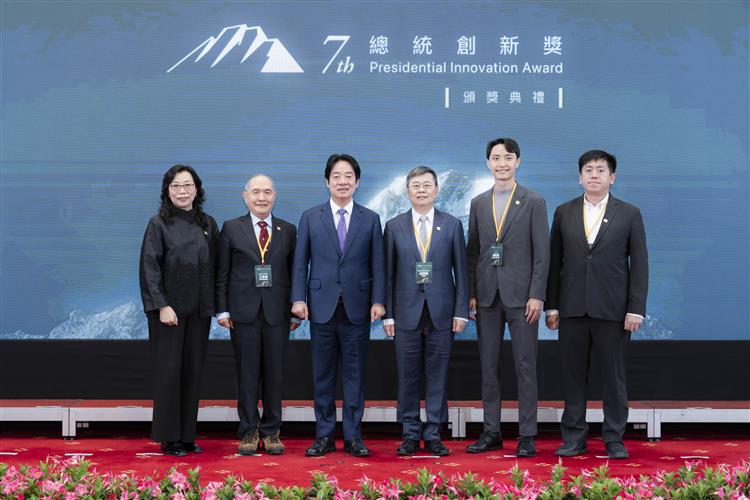 總統賴清德與第七屆總統創新獎得獎者合影。