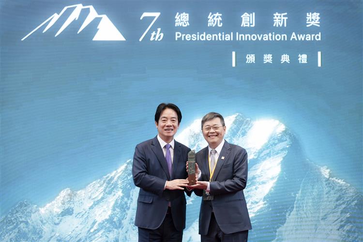 總統與團體組獲獎者瑞昱半導體董事長邱順建合影。