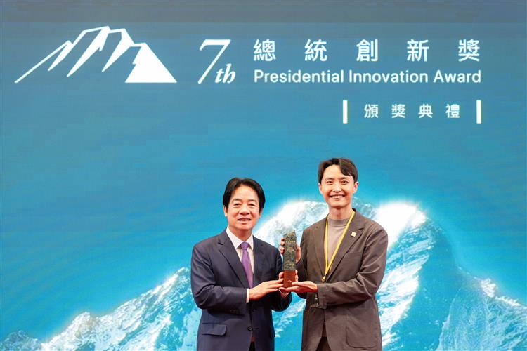 總統與團體組獲獎者One-Forty創辦人陳凱翔合影。