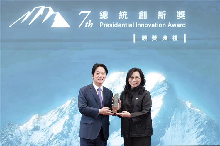 總統與一般個人組獲獎者清華大學導演暨教授蕭菊貞合影。