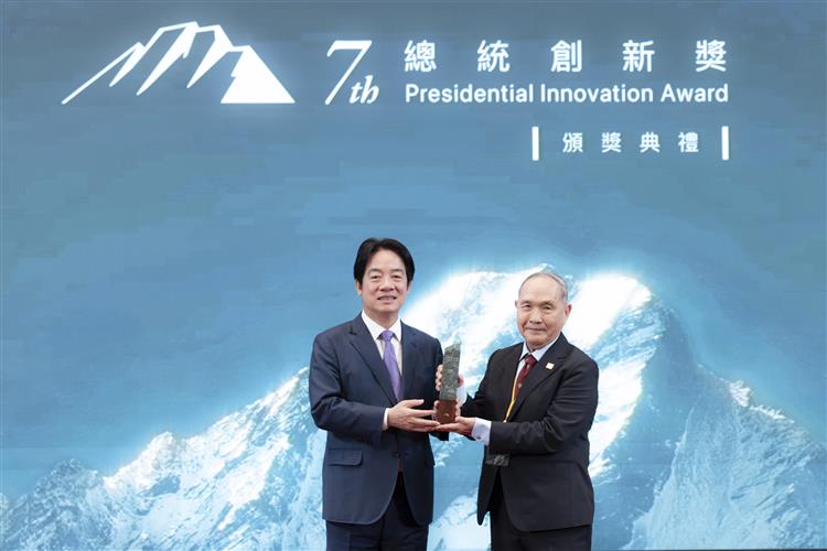 總統與一般個人組獲獎者成功大學名譽講座教授王榮德合影。