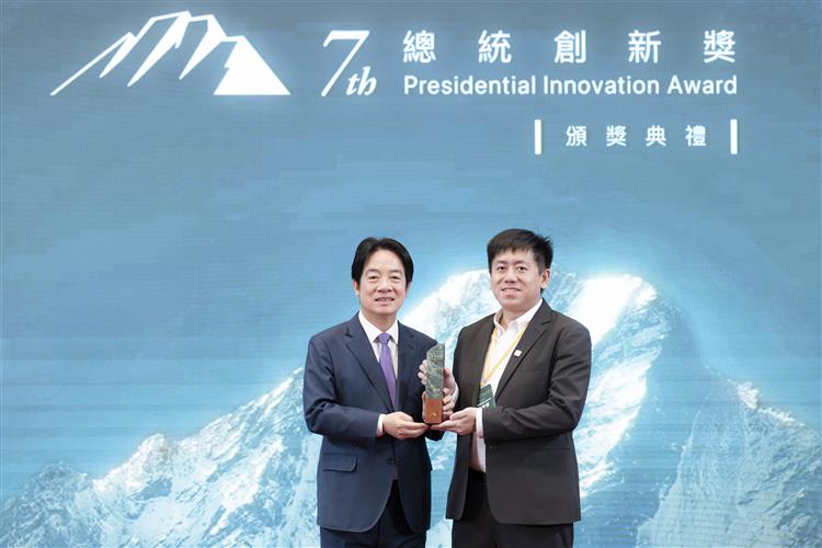 總統與青年組獲獎者悠由數據總經理吳君孝合影。