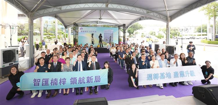 經濟部莊銘池主秘(左五)與園管局楊志清局長(左四)一同與貴賓合影