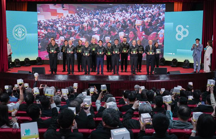 總統賴清德、經濟部長龔明鑫、台電董事長曾文生及各界貴賓手持能量方塊，與台電全體同仁共同為台電80周年慶生。