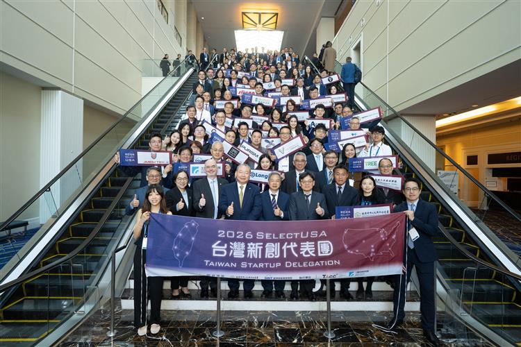 經濟部龔明鑫部長、國發會葉俊顯主委、數發部侯宜秀次長、駐美代表俞大㵢大使、美國在台協會谷立言處長、中企署李冠志署長等人與我國新創企業代表團合影。