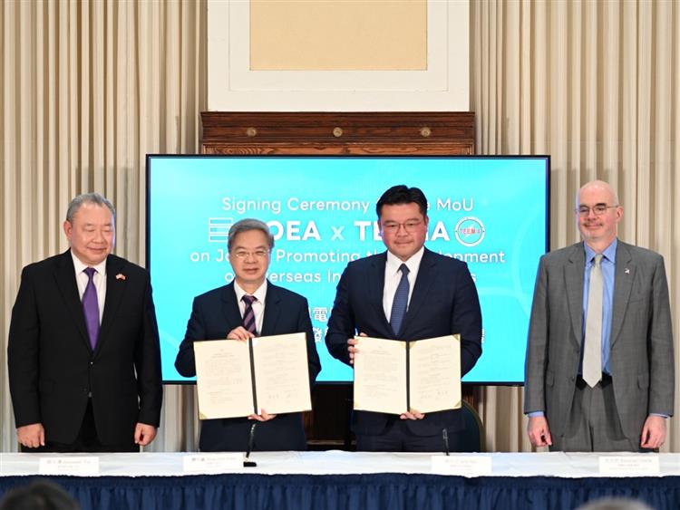經濟部龔明鑫部長與電電公會許介立副理事長，在駐美國代表處俞大㵢大使及美國在台協會谷立言處長共同見證下，簽署「共同推動海外產業聚落發展合作備忘錄」