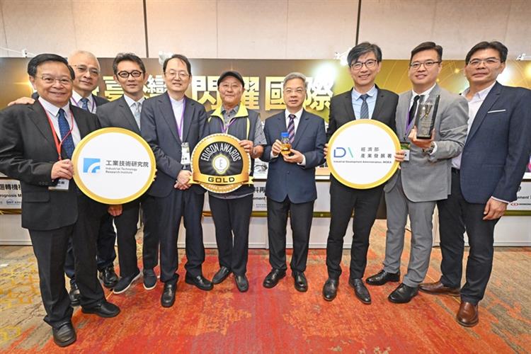 榮獲金獎的工研院「道路鋪面材料再生全循環應用」技術，成功將百萬噸廢棄瀝青點石成金，實現全循環再利用並大幅減碳