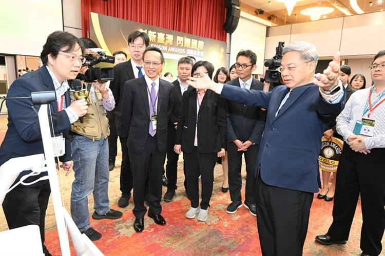 資策會以「Edge AI驅動之XR沉浸式互動通訊系統」榮獲銅獎，該技術將互動延遲縮小至80毫秒內，圖為經濟部長龔明鑫親自現場體驗