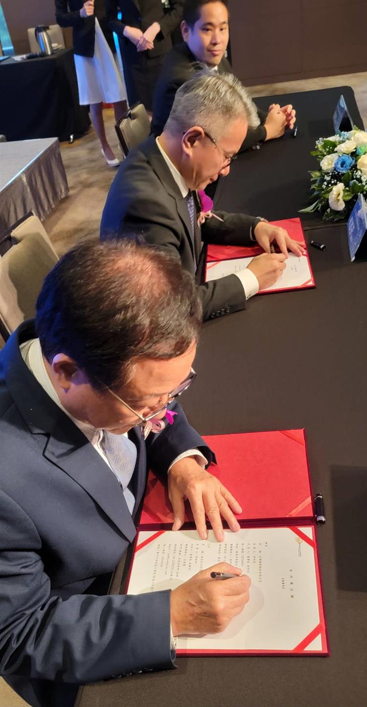 台糖董事長吳明昌(左)與生立生技董事長蔡國田、台畜董事長張華欣共同簽署MOU。