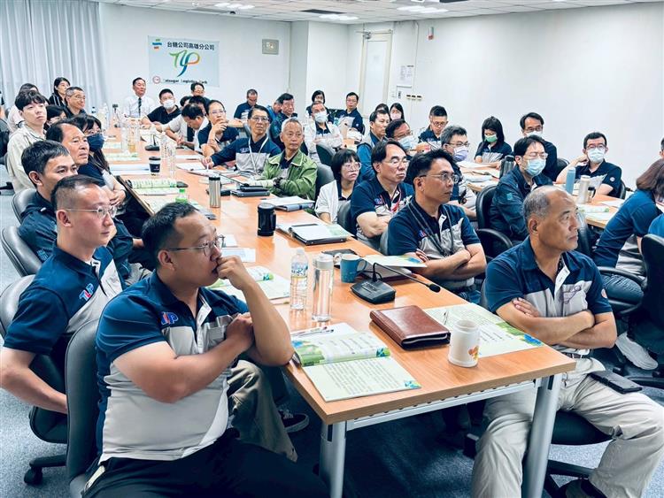 台糖高雄分公司上課學員專心聆聽課程內容。