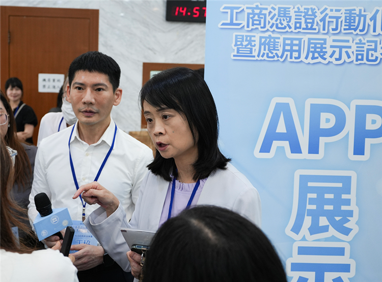 圖說5：商業署蘇文玲署長與資訊室丁珕主任於記者會向媒體介紹行動自然人憑證應用