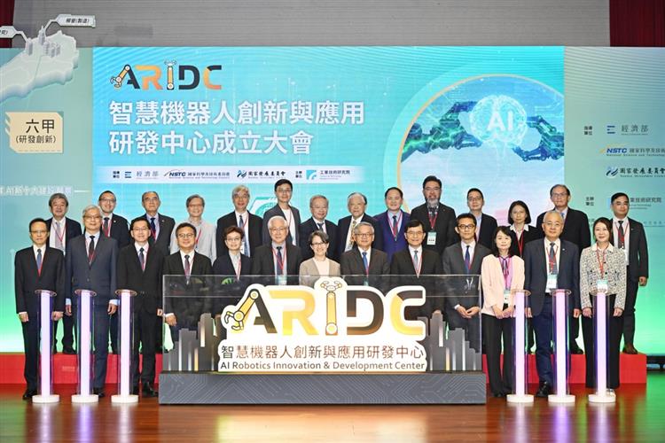 經濟部宣布，攜手國發會、國科會共同打造的「智慧機器人創新與應用研發中心」正式於工研院六甲院區成立，助攻臺廠切入全球機器人供應鏈，搶攻兆元商機。
