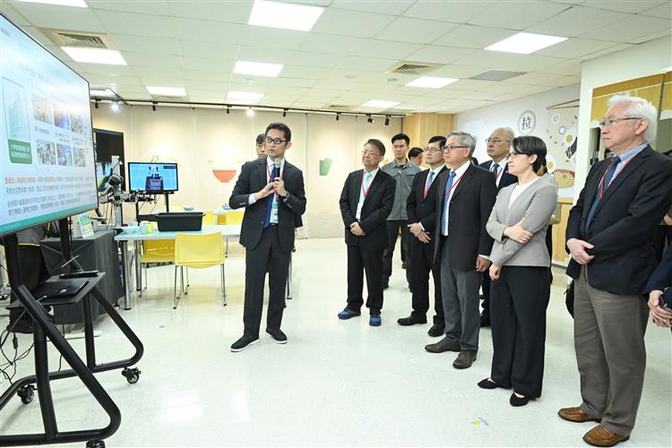 4經濟部產業技術司司長郭肇中解說「智慧機器人創新與應用研發中心」的規劃與目標。
