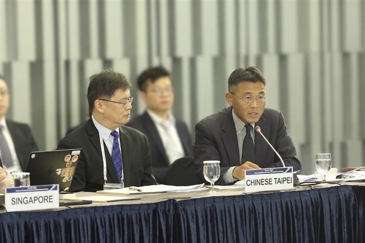 中企署李冠志署長(右)與台經院連科雄所長(左)分享傳產數位轉型成果