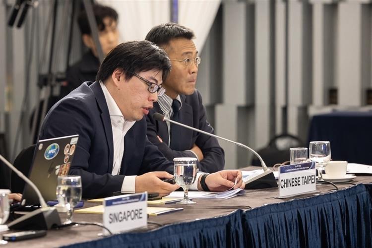 中企署李冠志署長(右)與詠鋐智能執行長謝宗震(左)分享新創採購公私協