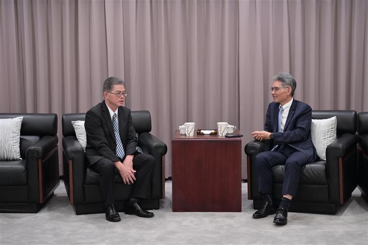 右側：法務部廉政署謝名冠署長；左側：經濟部賴建信次長