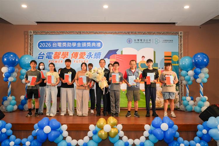 台電自1990年設立獎助學金，37年來不間斷幫助超過50萬名學子求學逐夢。圖為台電總經理郭天合手持象徵林口電廠的百合花束表揚勉勵學子。