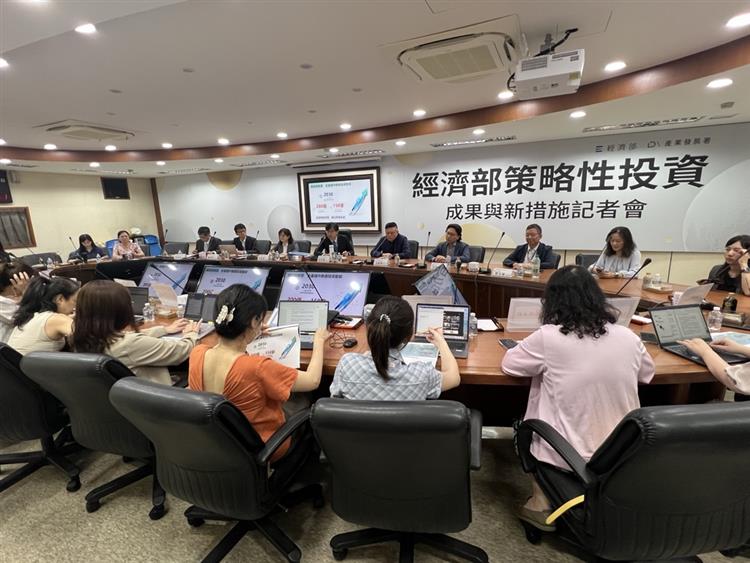 產發署邱求慧署長說明加強投資策略性服務業及製造業方案就扶植新創、多元資金、擴大規模及國際布局四大面向，完成相關措施精進