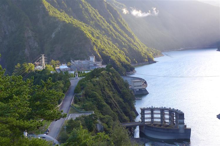 台電光明抽蓄水力電廠透過既有的德基水庫作為上池、谷關水庫為下池。