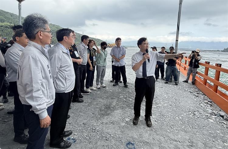 1行政院卓院長視察馬太鞍溪防汛整備情形-署長現地說明