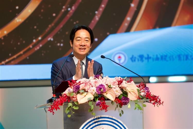 總統頼清德致詞時數度拍手肯定台灣中油80年來為台灣做的貢獻。