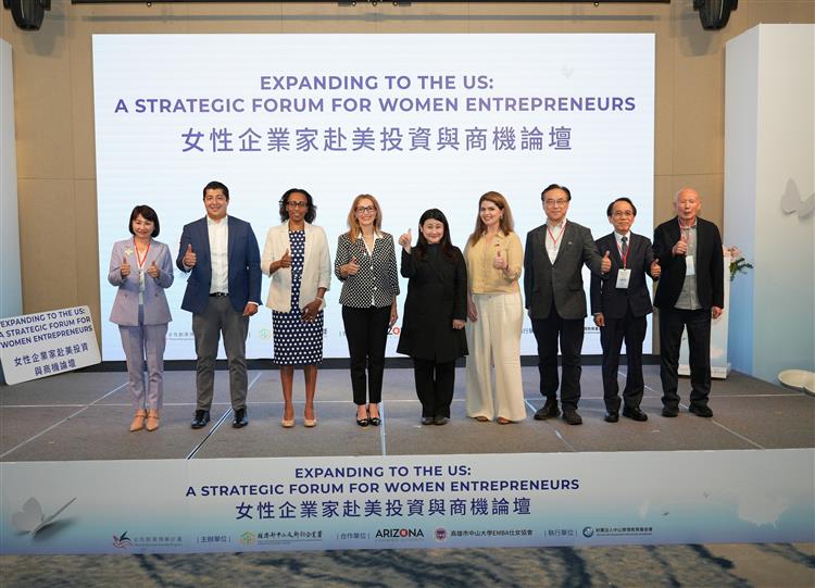 「女性企業家赴美投資與商機論壇」台美重要貴賓於台上合影，李佳瑾副署長(左五) 亞利桑那商務局Sandra Watson局長(左四)