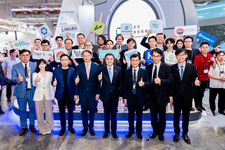 行政院院長卓榮泰率領相關部會代表蒞臨產業發展署主題館參觀指導，由產發署署長邱求慧熱情接待，並於展館前與新創業者合影。