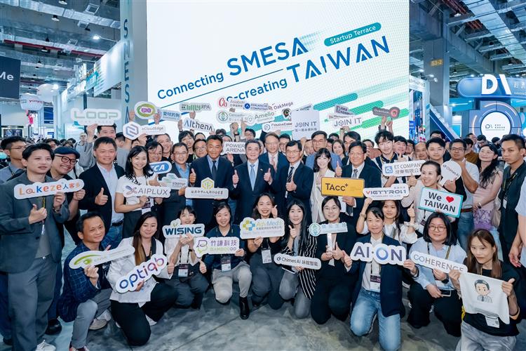 行政院院長卓榮泰(中)參訪中企署主題館，右為經濟部何晉滄政務次長，左為中企署李冠志署長