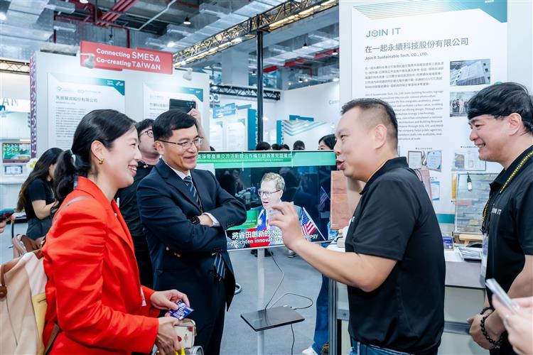 經濟部何晉滄政務次長深度巡禮展區，與參展新創企業在一起永續科技交流互動