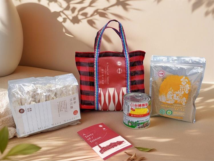 今年股東紀念品選用林百貨茄芷手提袋，內含關廟波浪麵，以及台糖的黑糖、安心豚瓜仔肉醬罐頭及鳳梨罐頭等產品，融合在地風味與文創設計