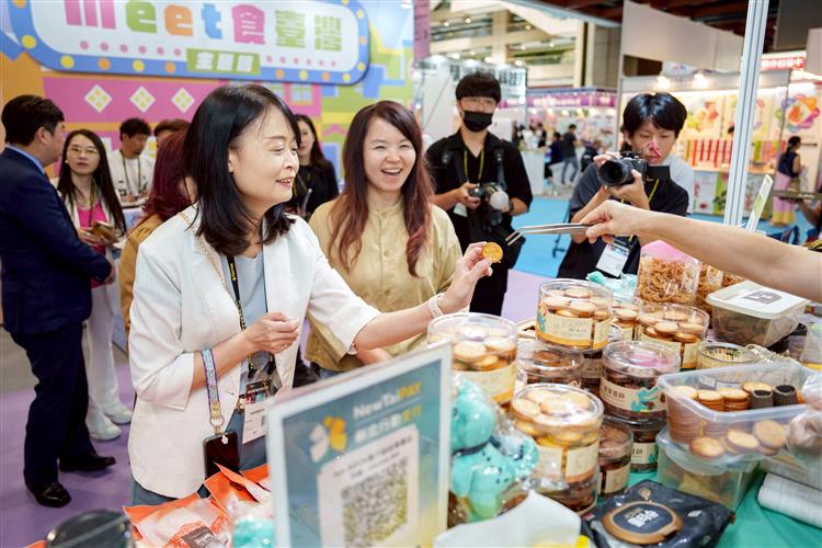 圖3：石碇商圈林淑芳榮譽總會長與蘇署長介紹商圈特色產品