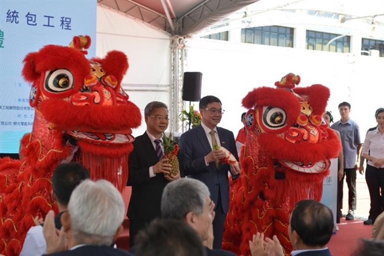 圖1：祥獅獻瑞：卓榮泰院長與龔明鑫部長於開工典禮中，手持象徵『好彩頭』的白蘿蔔與『好旺果』的鳳梨合影，預祝工程如期如質完成、經濟發展興旺。