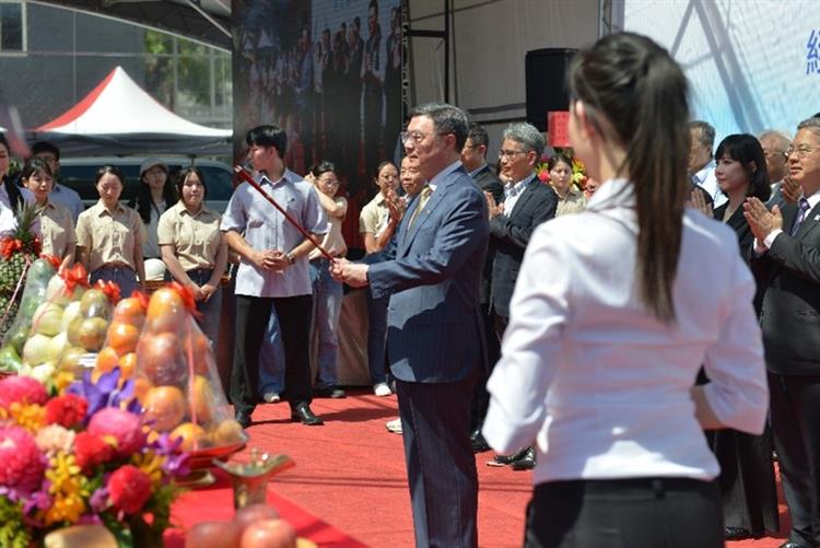 圖4：主典者卓榮泰院長率領全體貴賓與工程團隊虔誠上香，祈求工程圓滿順利、施工平安。