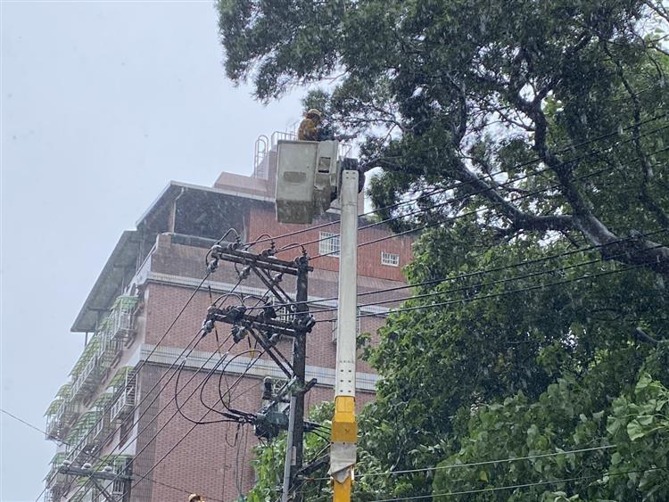 圖說：巴威颱風挾帶強風豪雨，造成多地停電，台電人員於新北市五股區冒雨搶修。