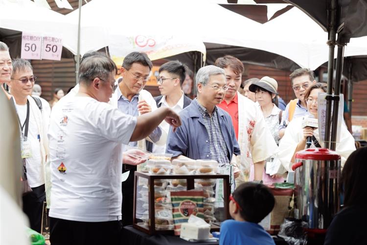 經濟部龔明鑫部長參觀城鄉好物派對市集，與在地品牌及青年交流互動，感受地方特色風味與創新能量