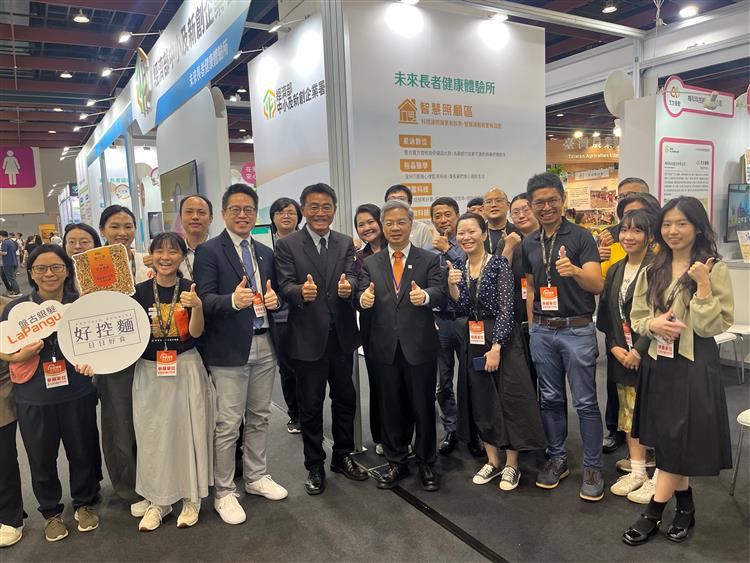 部長與參展新創企業於高齡健康博覽會合影          