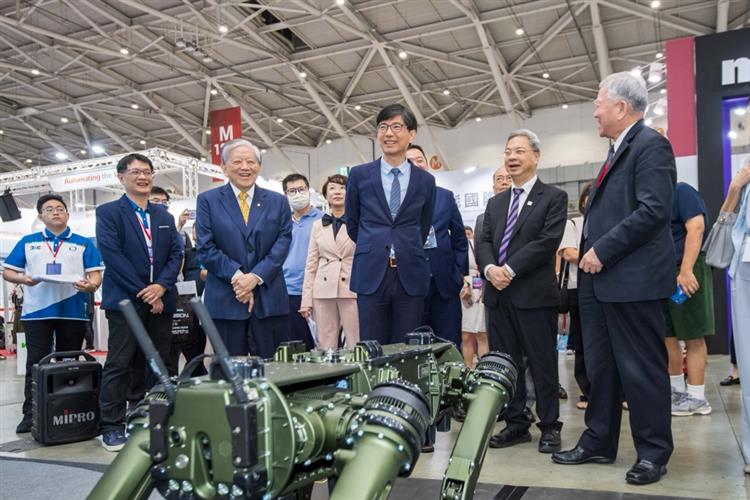沈榮津資政、龔明鑫部長及邱求慧署長，聽取台灣無人載具系統研發聯盟高志明總顧問說明四足無人載具功能應用