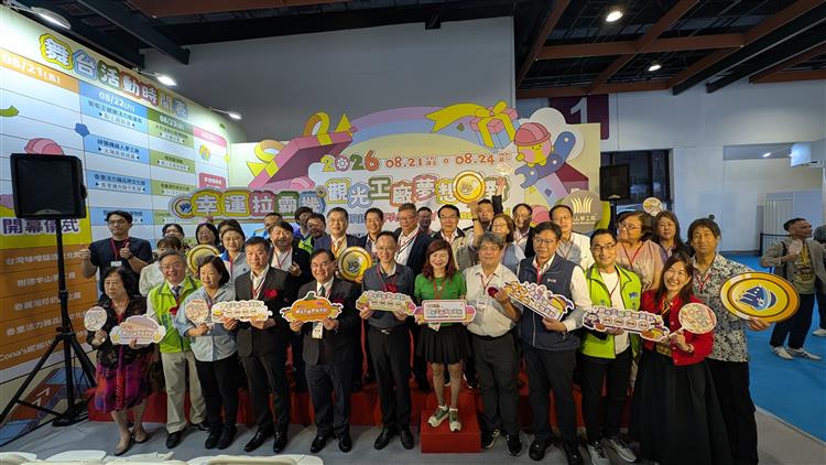 經濟部產業發展署今日於台北世貿中心舉辦觀光工廠夢想派對北部專展，圖為經濟部工商輔導中心雲瑞龍參事兼主任與參展業者合影留念。